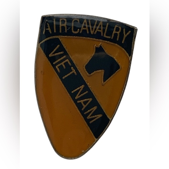 Vintage Lapel Pin US Army 1st Air Cavalry Division Vietnam Metal Enamel - Picture 1 of 2
